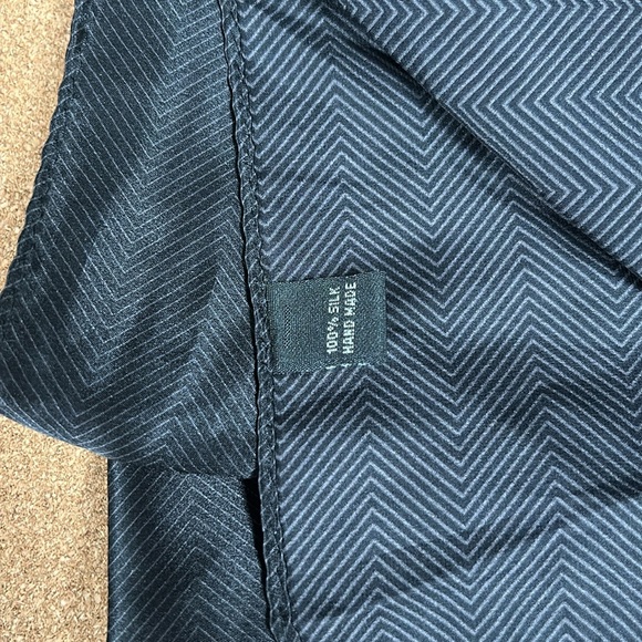 Men’s NHL silk scarf black with Chevron print square - Picture 3 of 8